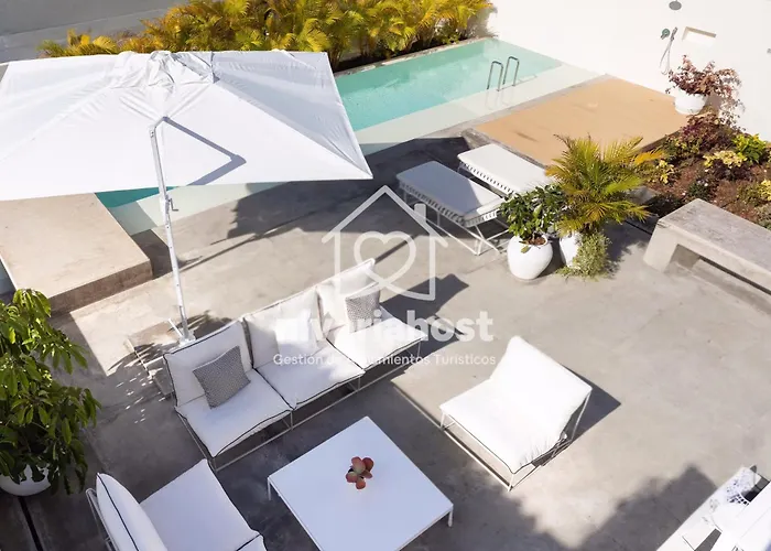 Esperanza Costa Adeje, By Nivariahost