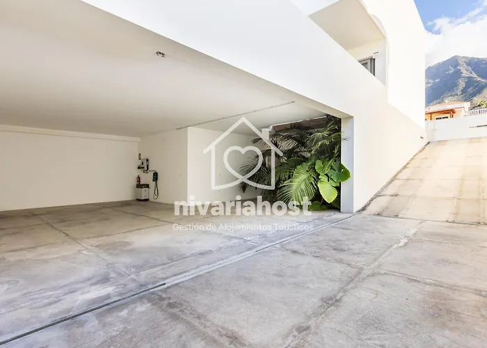 Esperanza Costa Adeje, By Nivariahost