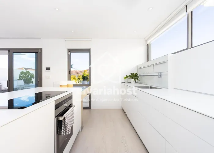 Esperanza Costa Adeje, By Nivariahost