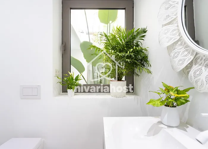 Esperanza Costa Adeje, By Nivariahost